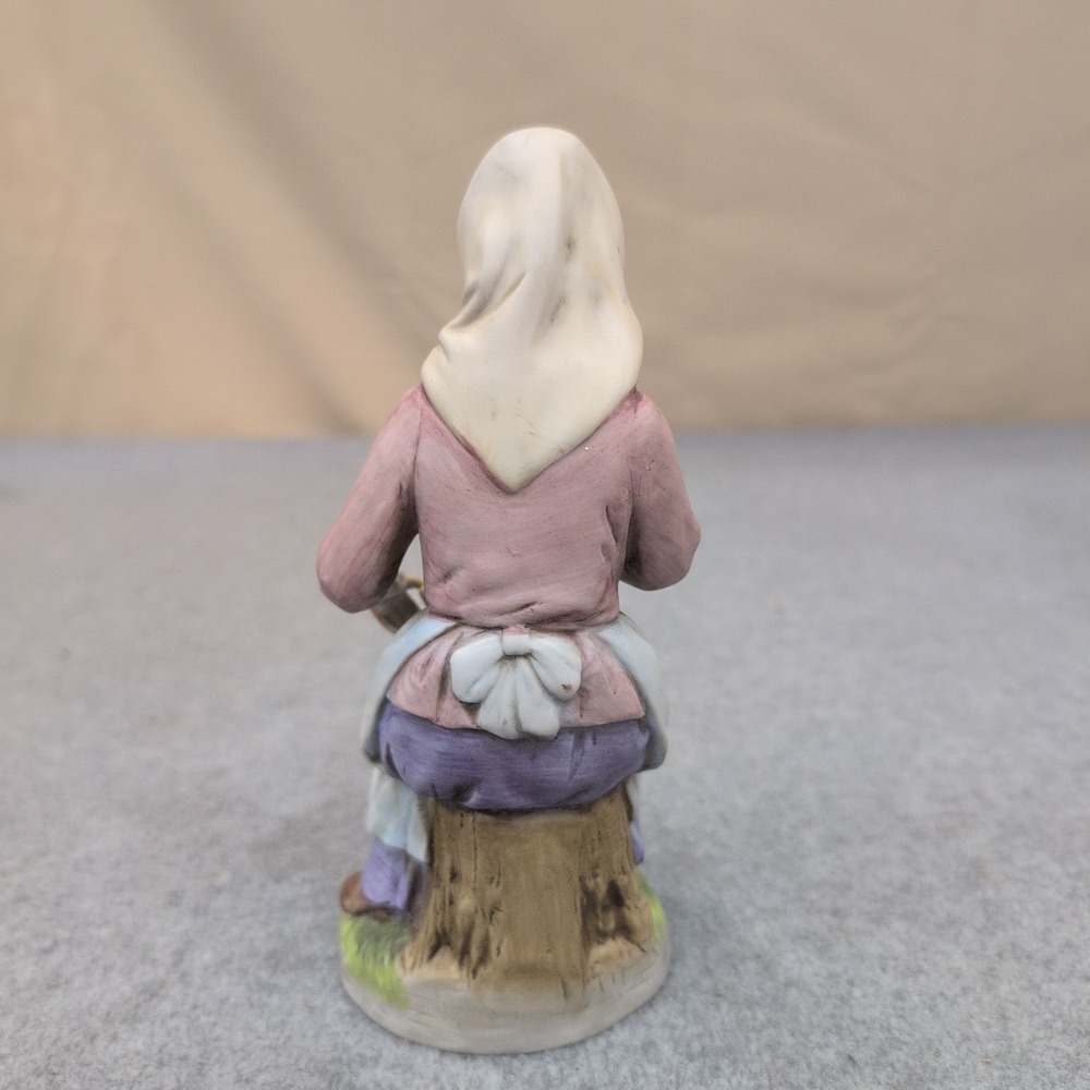 Homco 1433 Porcelain Figurine Old Woman with Grape Basket Matte Bisque Taiwan - Picture 5 of 6